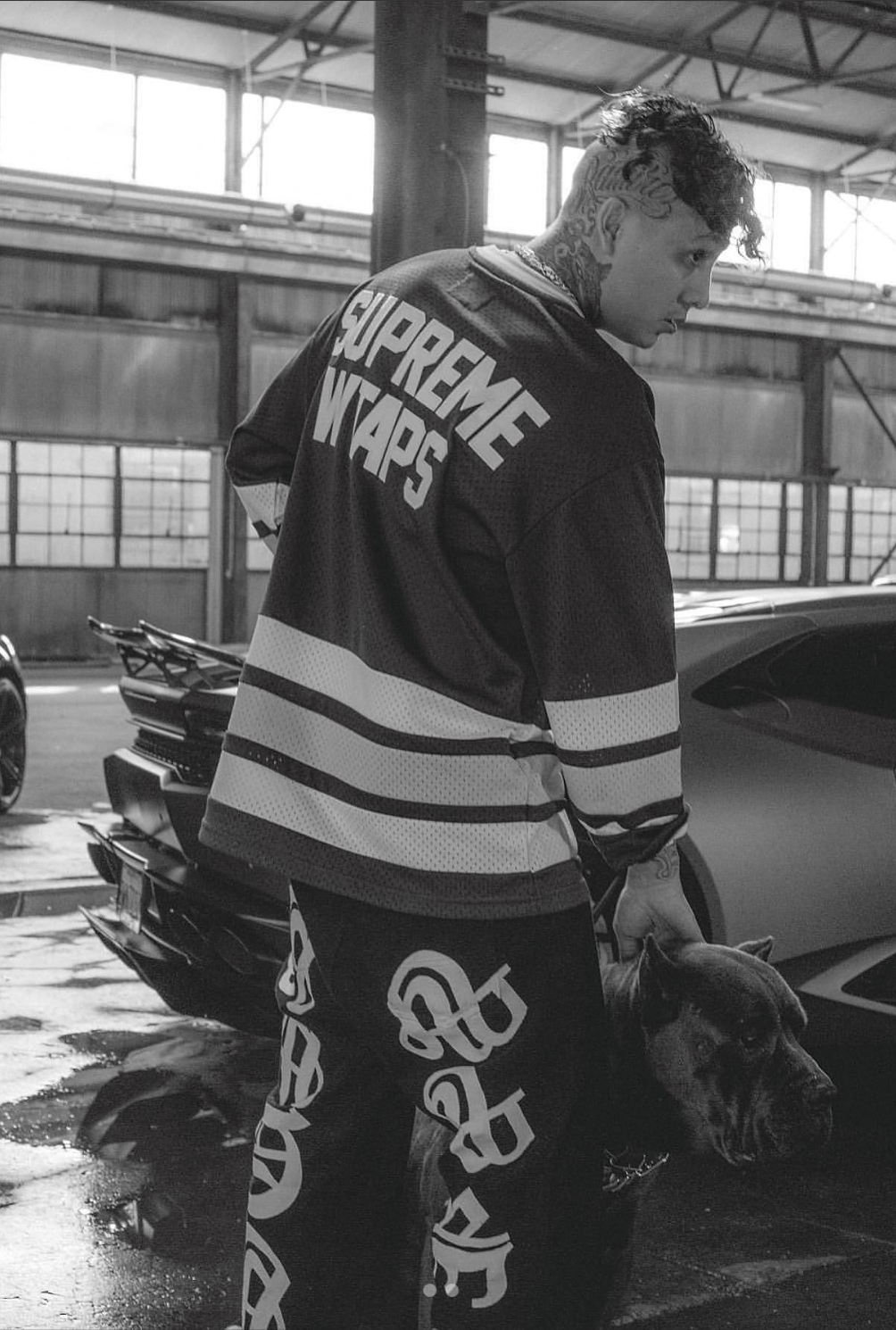 Persona utilizando una prenda de estilo callejero, streetwear. 